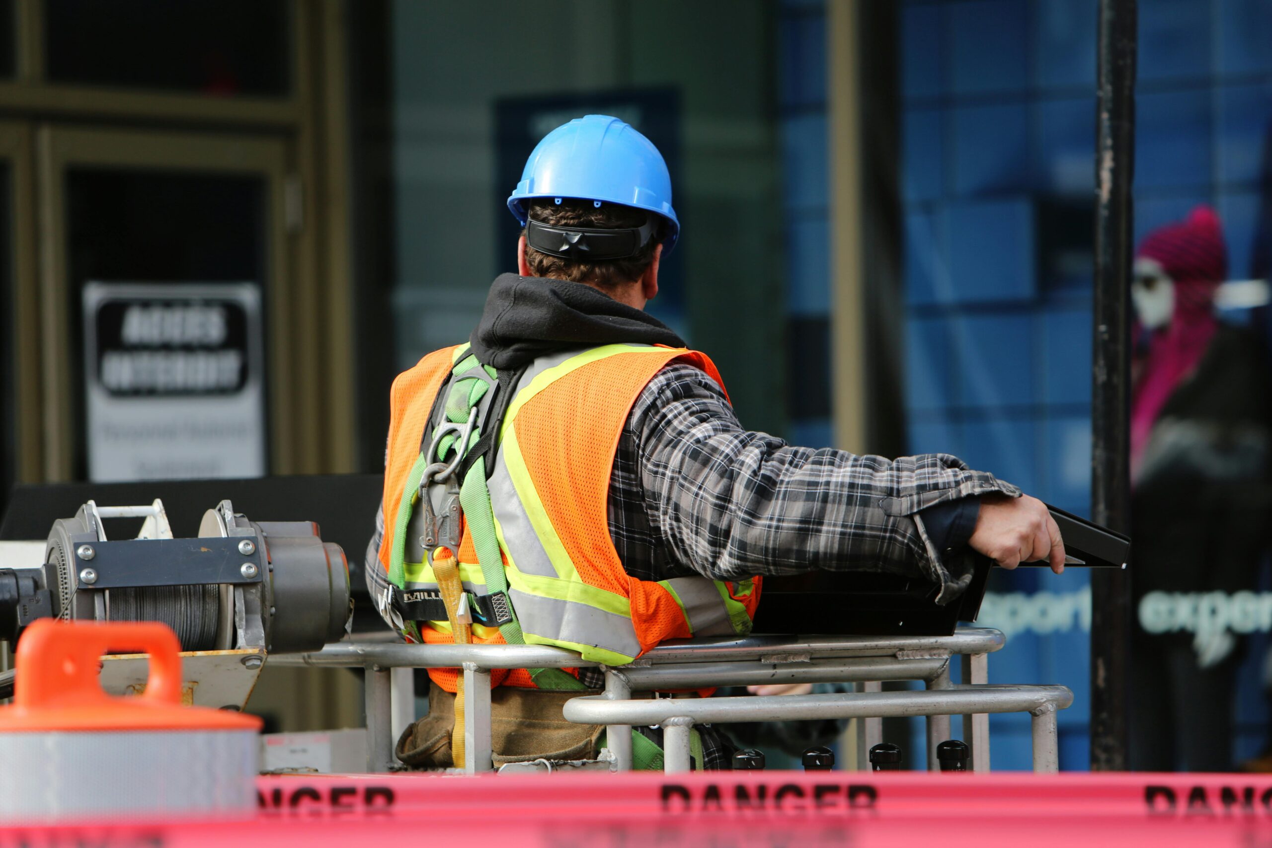 Lavoro in Liguria: +22 mila dipendenti nel 2025, ma l’industria arretra