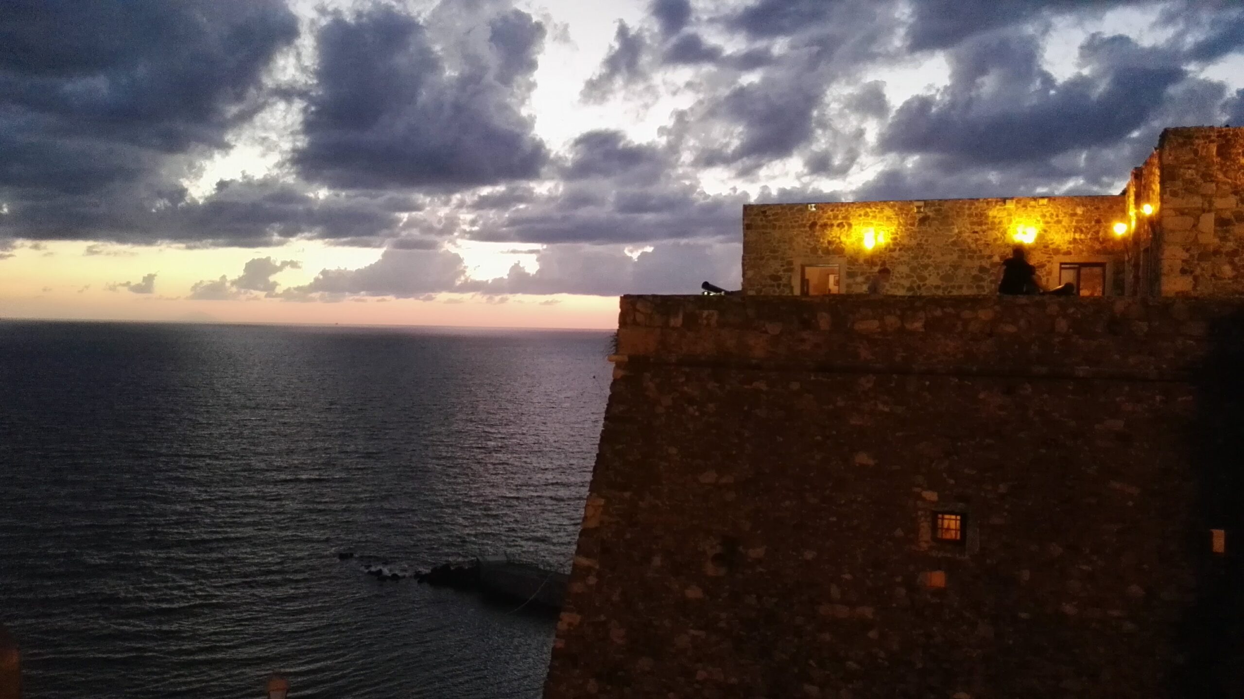 Pizzo Calabro: fortezze, vicoli e sapori che sfidano il tempo, tra il respiro del Tirreno e le mura che raccontano di Murat