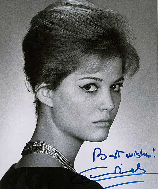 Foto tratta dal web - Claudia Cardinale in un'immagine pubblicitaria con dedica autografata (1960 circa)